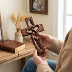 Holzkreuz Wanddekoration mit Verschlungenen Herzen