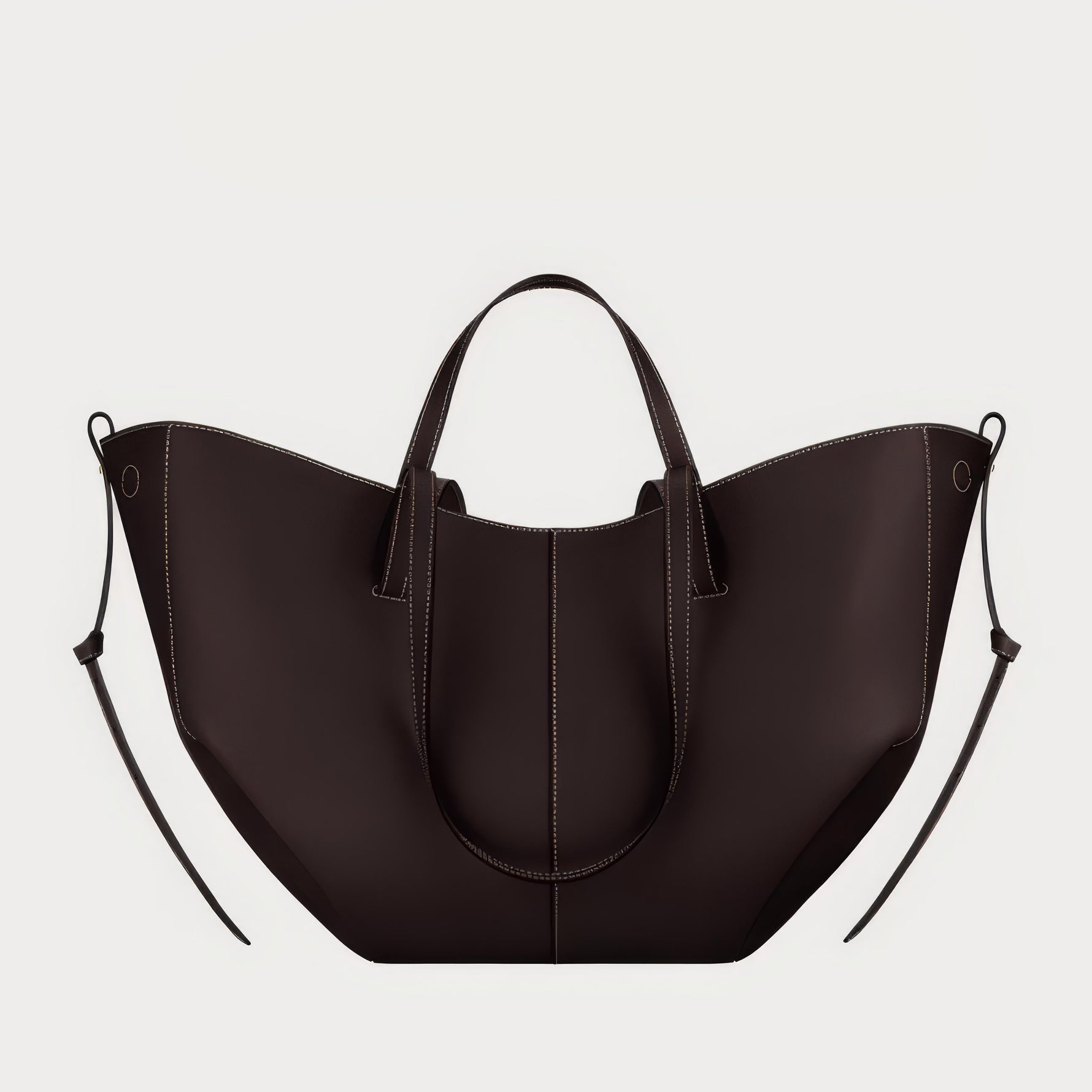 Elegant shoulder bag with generous storage space