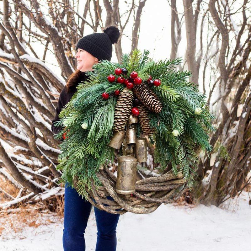 Handgemachter Boho Türkranz mit Glocken und Tannenzapfen – Winterkranz