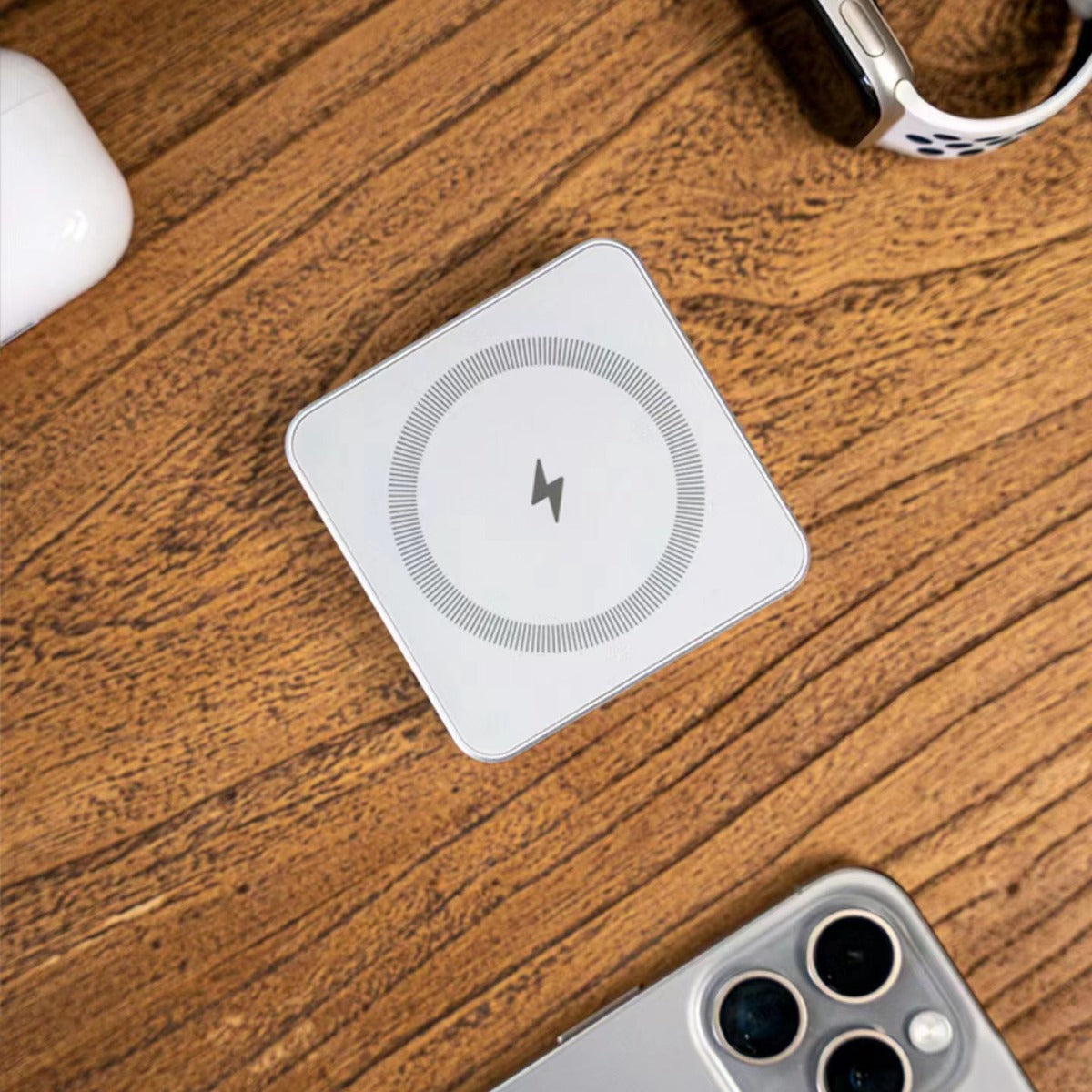 SmartCharge Pro - Faltbares 3-in-1 Wireless Ladegerät für Geräte