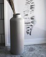 Elegante Keramikvase in hellem Grau für stilvolle Akzente