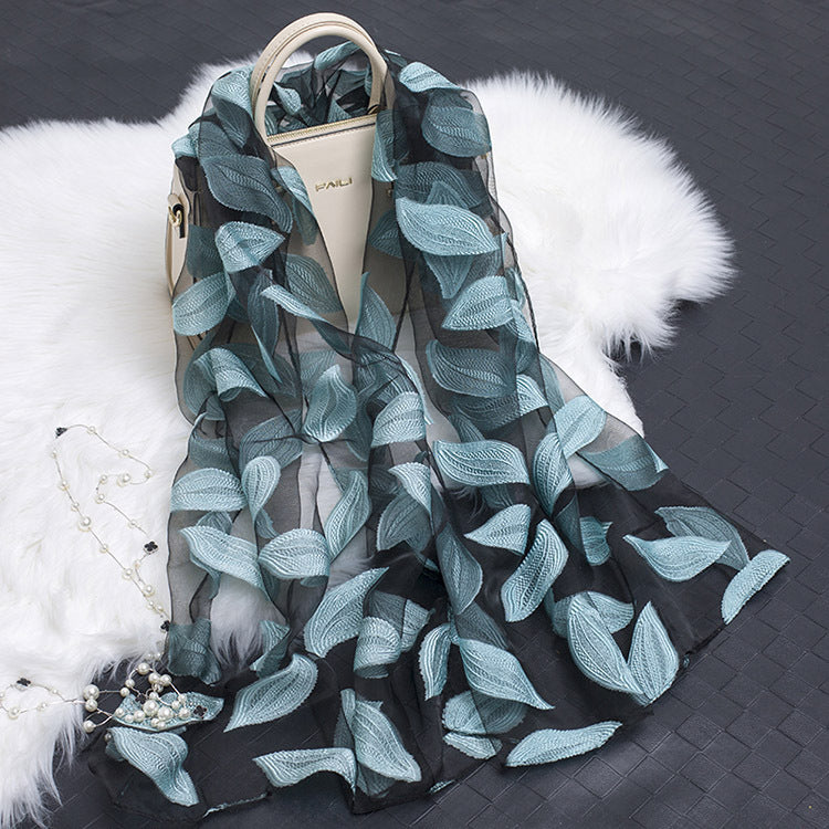 Blütenzauber | Eleganter Seidenschal mit floralen Motiven