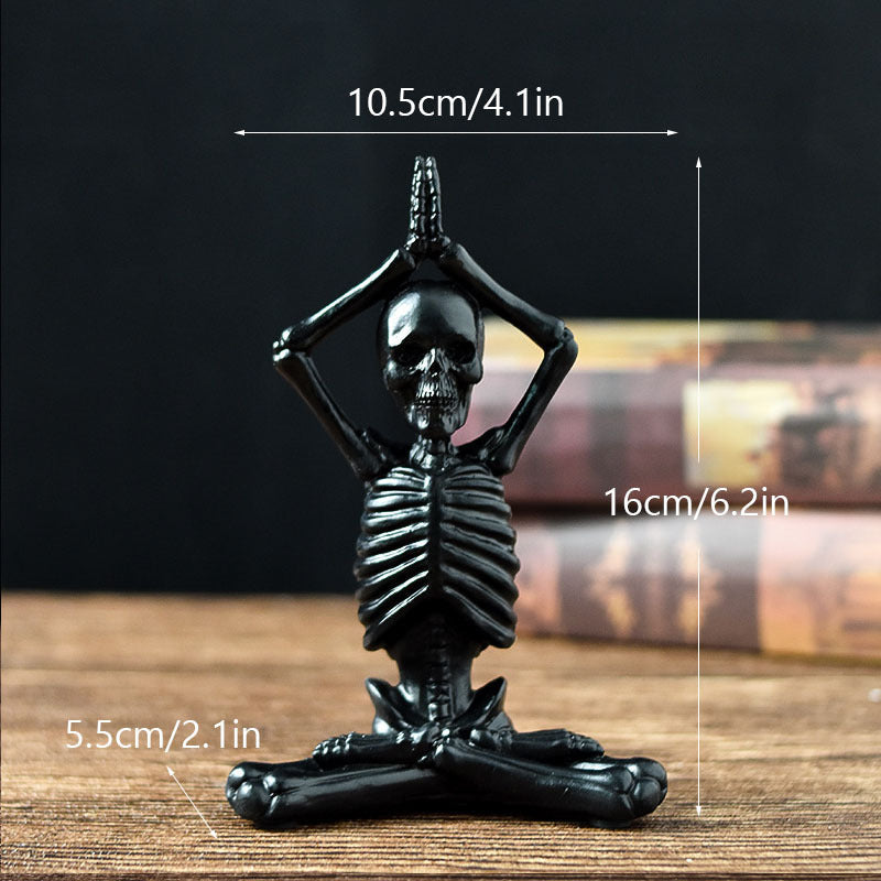 Vintage Halloween Figurine – Dekoratives Kunstwerk in Schwarz oder Weiß