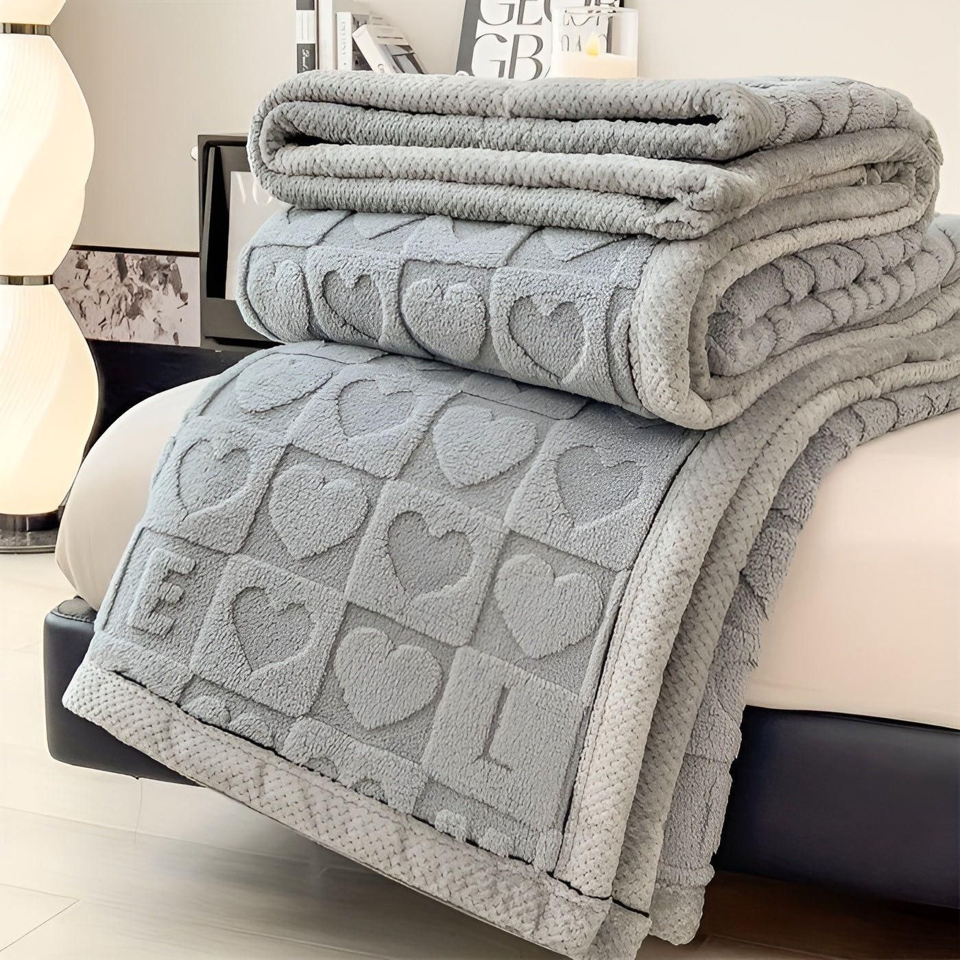 Warmes Fleece Winterdecke mit doppelseitigem Herz- und Buchstabendesign