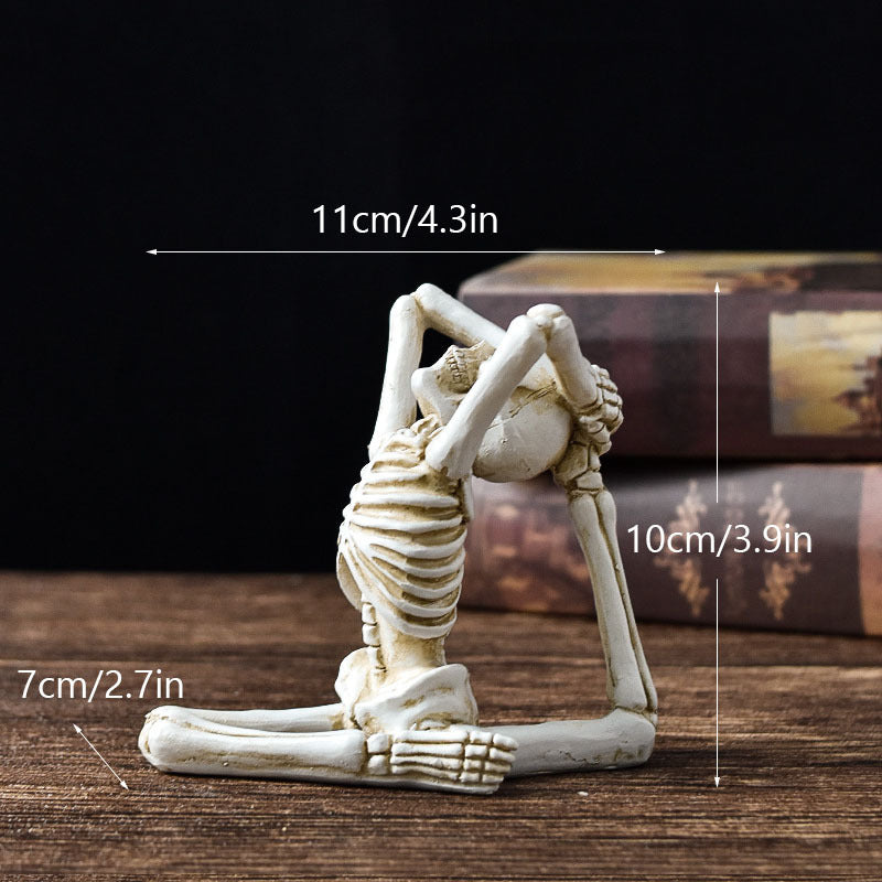 Vintage Halloween Figurine – Dekoratives Kunstwerk in Schwarz oder Weiß