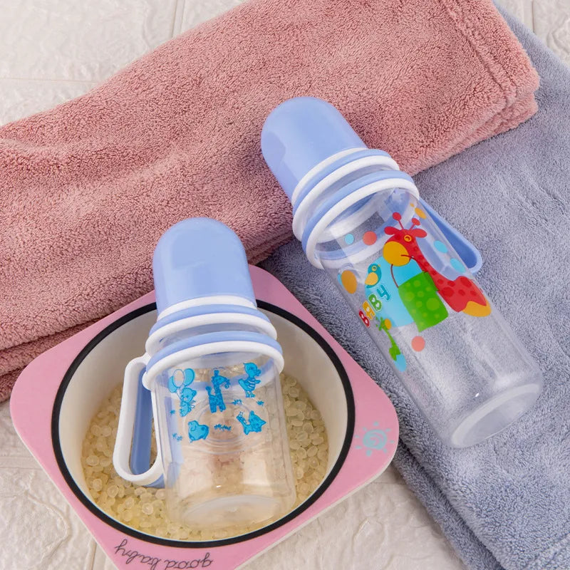 Pflegeset für Babys mit Flaschen, Lätzchen und Bürste zur Reinigung