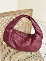 Elegante Hobo-Tasche aus geflochtenem Leder mit Reißverschluss