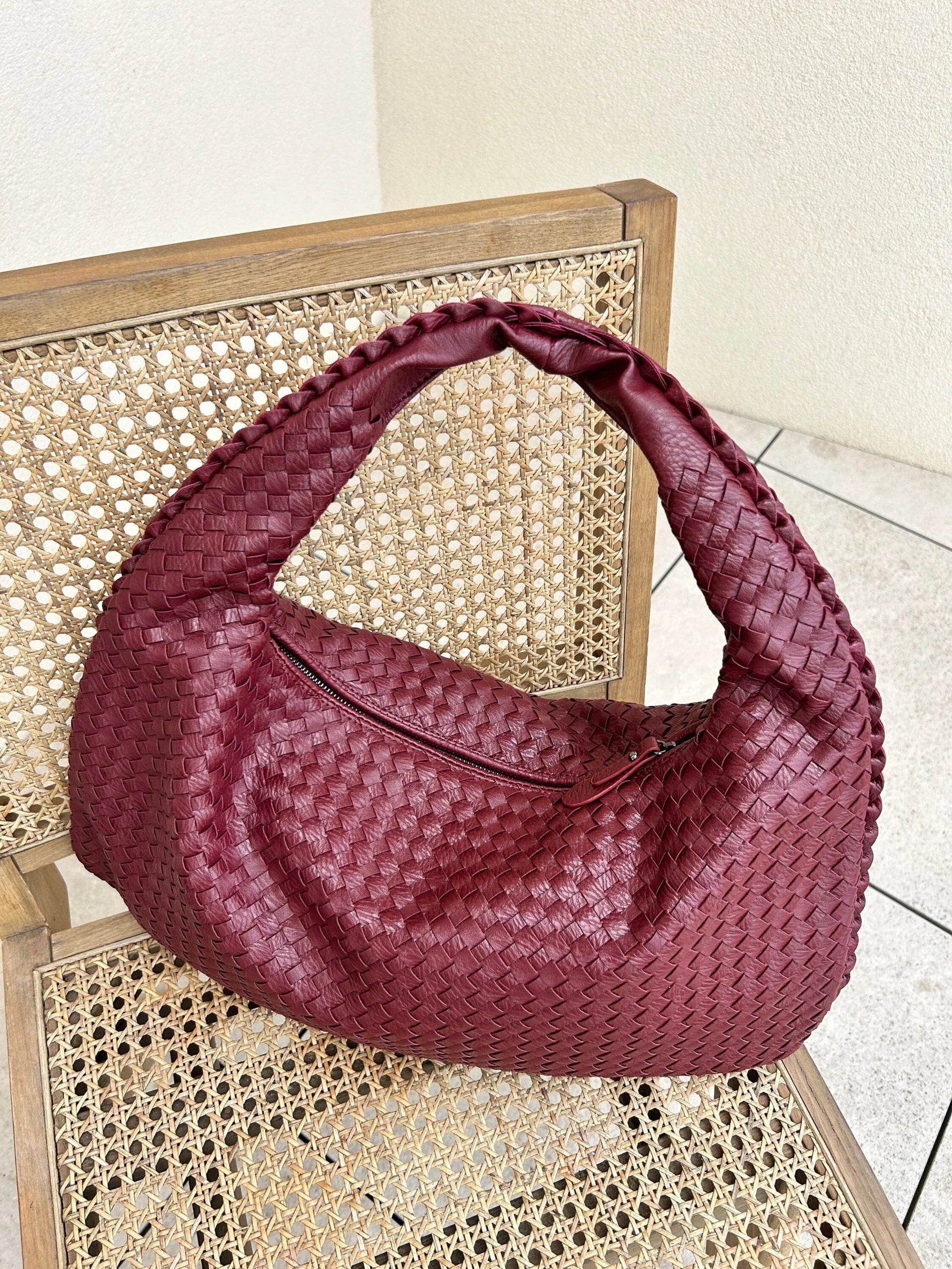Elegante Hobo-Tasche aus geflochtenem Leder mit Reißverschluss