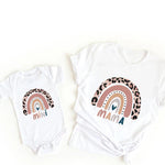 Passendes T-Shirt und Strampler im Regenbogen-Design für Mama und Tochter