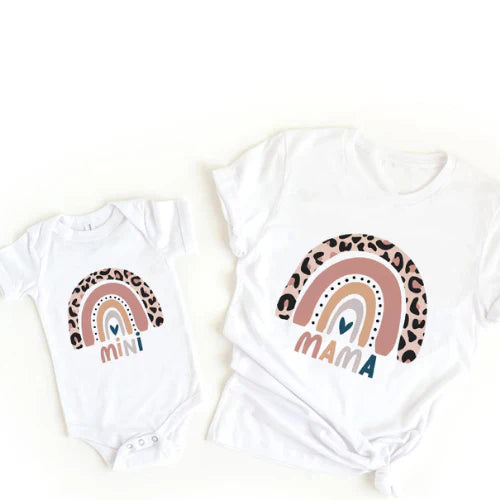 Passendes T-Shirt und Strampler im Regenbogen-Design für Mama und Tochter