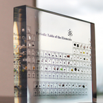 Beleuchtete Periodische Tabelle mit echten Elementen – ChemieKunst