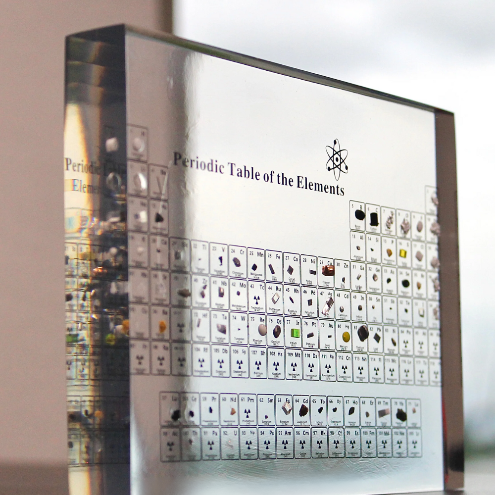 Beleuchtete Periodische Tabelle mit echten Elementen – ChemieKunst