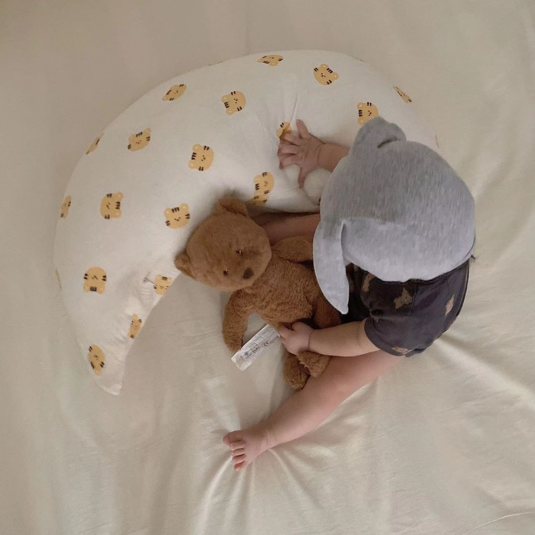 Kuschelkissen in Mondform für Babys – sanftes Schlafkissen
