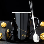 Schwarze Keramiktasse mit Deckel und Löffel – 12 Sternbilder