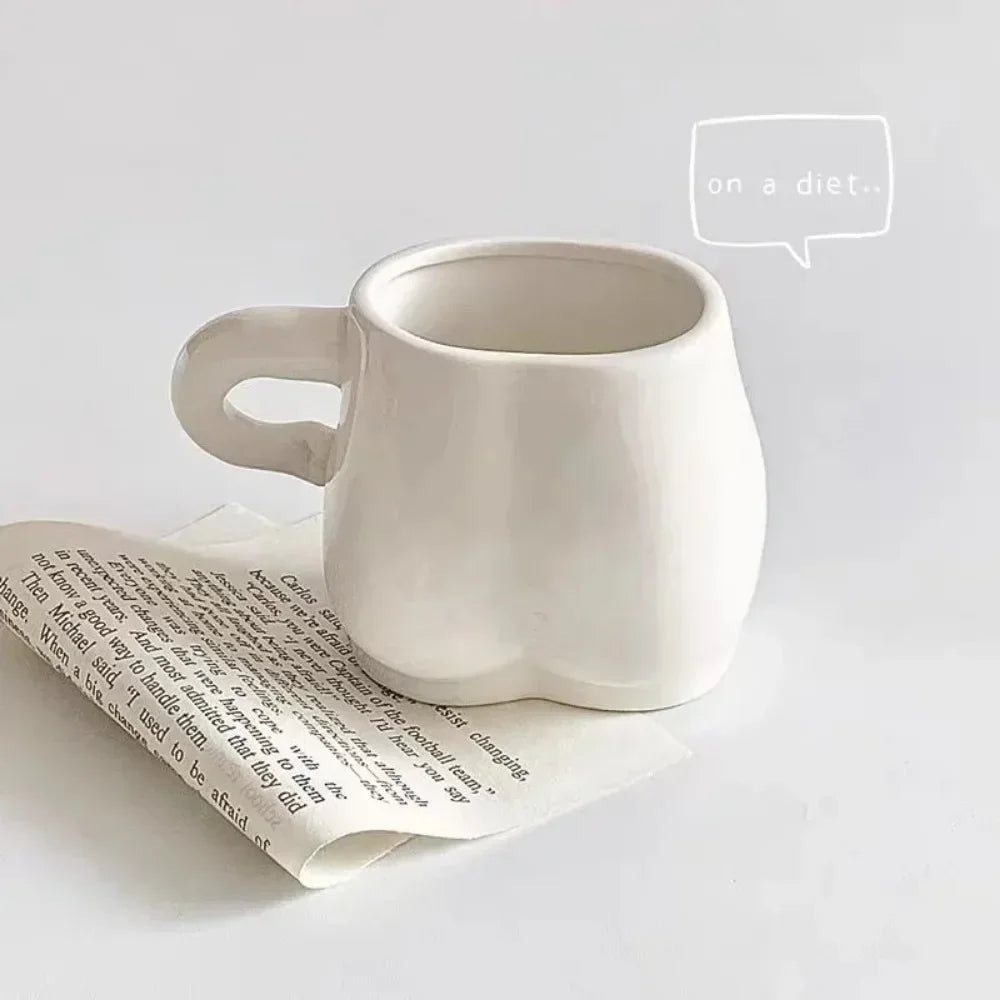 Charmante Keramiktasse mit rundem Bauchdesign