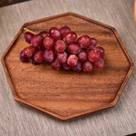 Achteckige Servierplatte aus Holz mit kunstvollem Design
