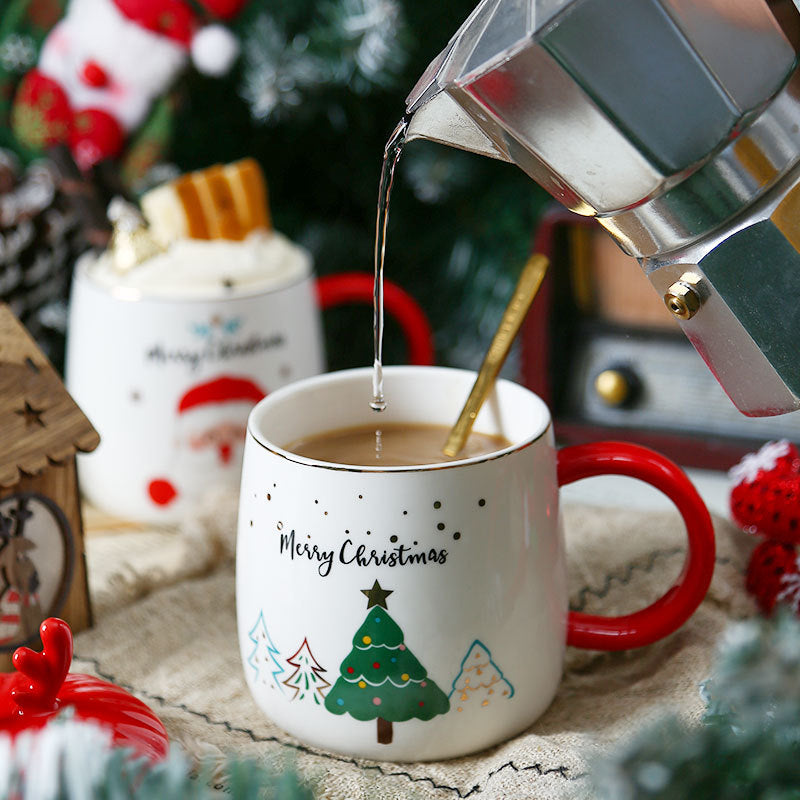 Weihnachtsbecher mit festlichem Design