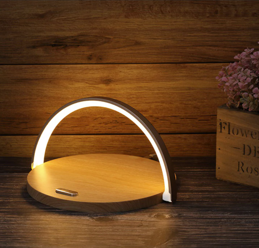 Moderne Nachttischlampe mit kabellosem Ladegerät