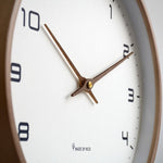 Skandinavische Eleganz: Holz-Wanduhr im minimalistischen Design