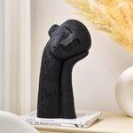 Skulptur einer ruhenden abstrakten Figur