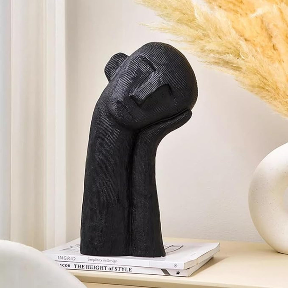 Skulptur einer ruhenden abstrakten Figur