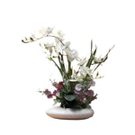 Moderne Vase mit realistischer Blumenanordnung