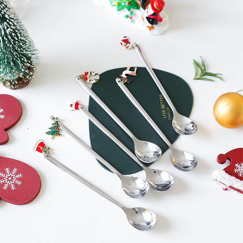 Geschenkset aus Metalllöffeln für Weihnachtsdekorationen zuhause
