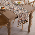 Rustikaler Tischläufer mit floralen und tierischen Motiven
