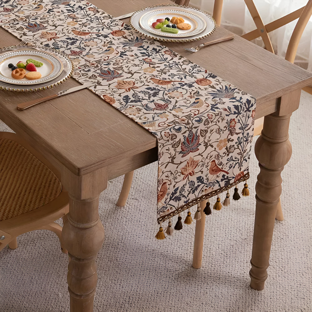 Rustikaler Tischläufer mit floralen und tierischen Motiven