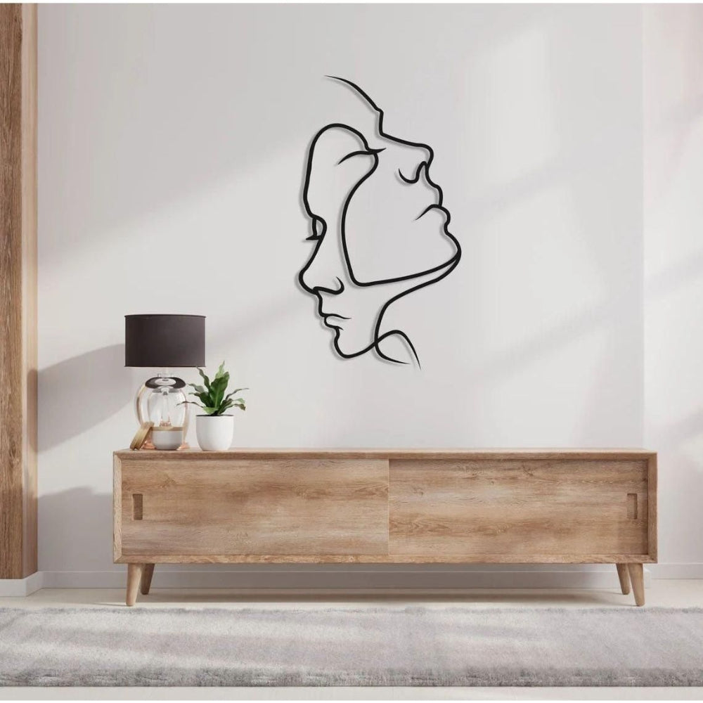 Minimalistische Wanddekoration mit abstrakter Liebesdarstellung