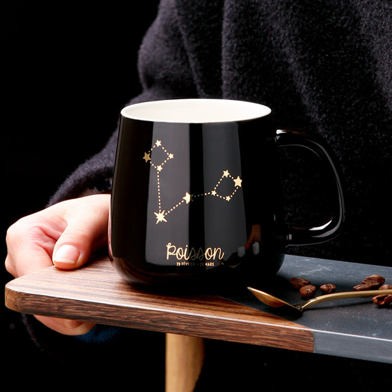 Becher mit Sternenmotiv