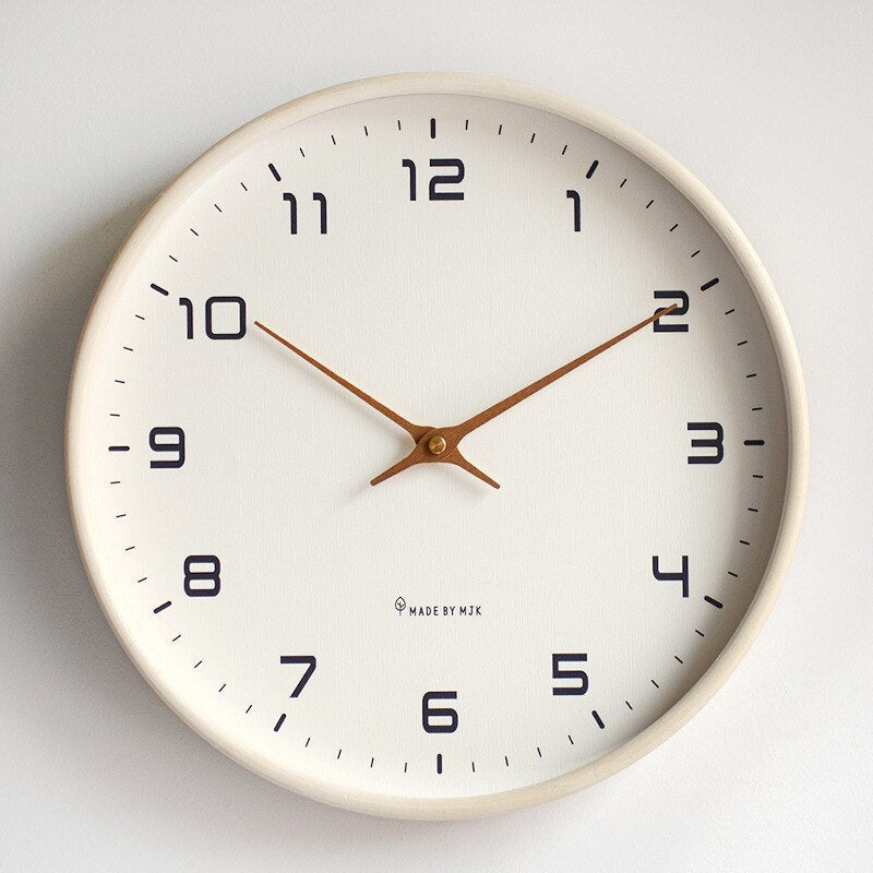Skandinavische Eleganz: Holz-Wanduhr im minimalistischen Design