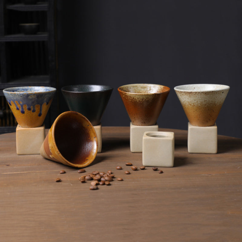 Große Keramikkaffeetasse mit konischer Nahtbasis - Becher und Untersetzer Set