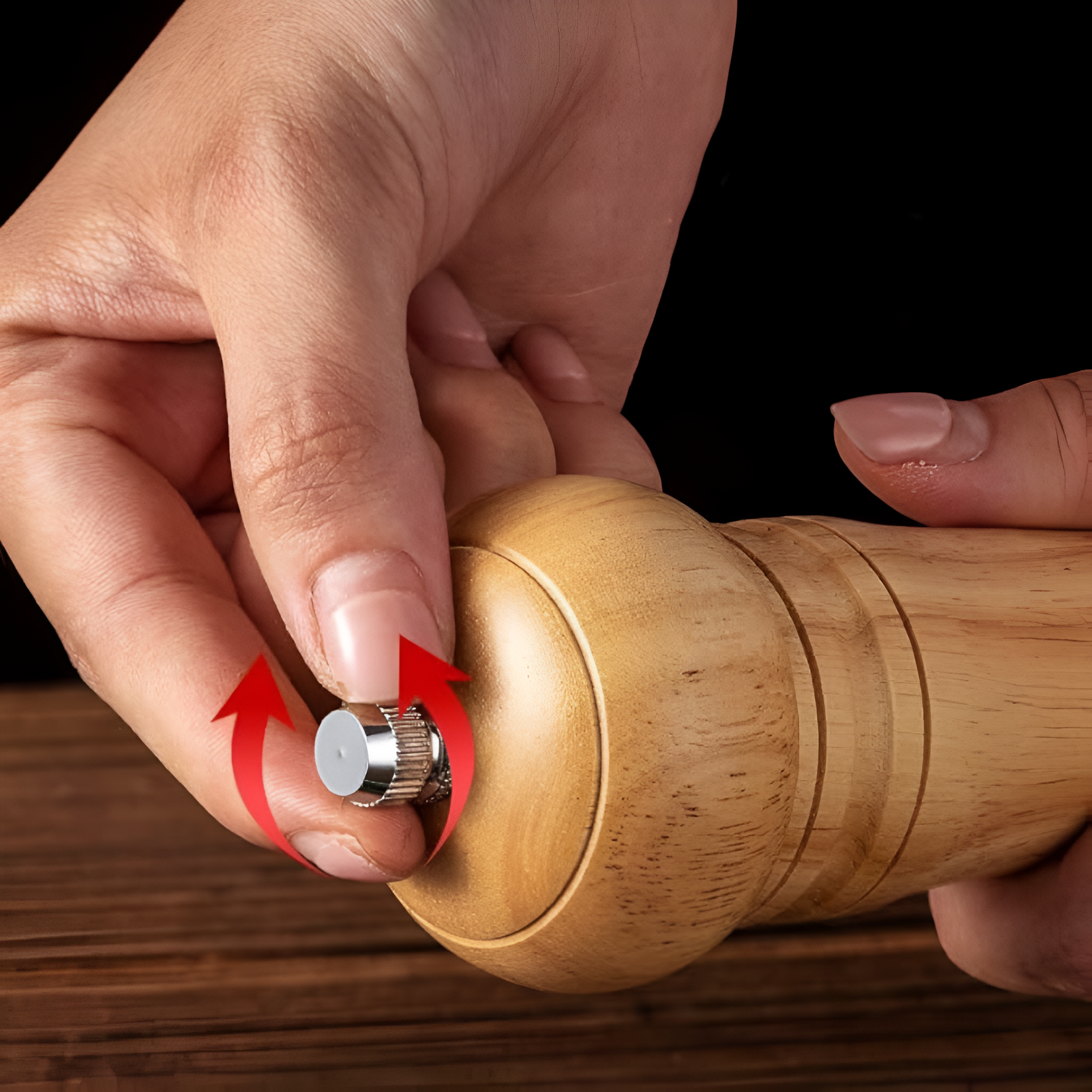 Handgefertigte Gewürzmühle aus Eichenholz für Genussliebhaber