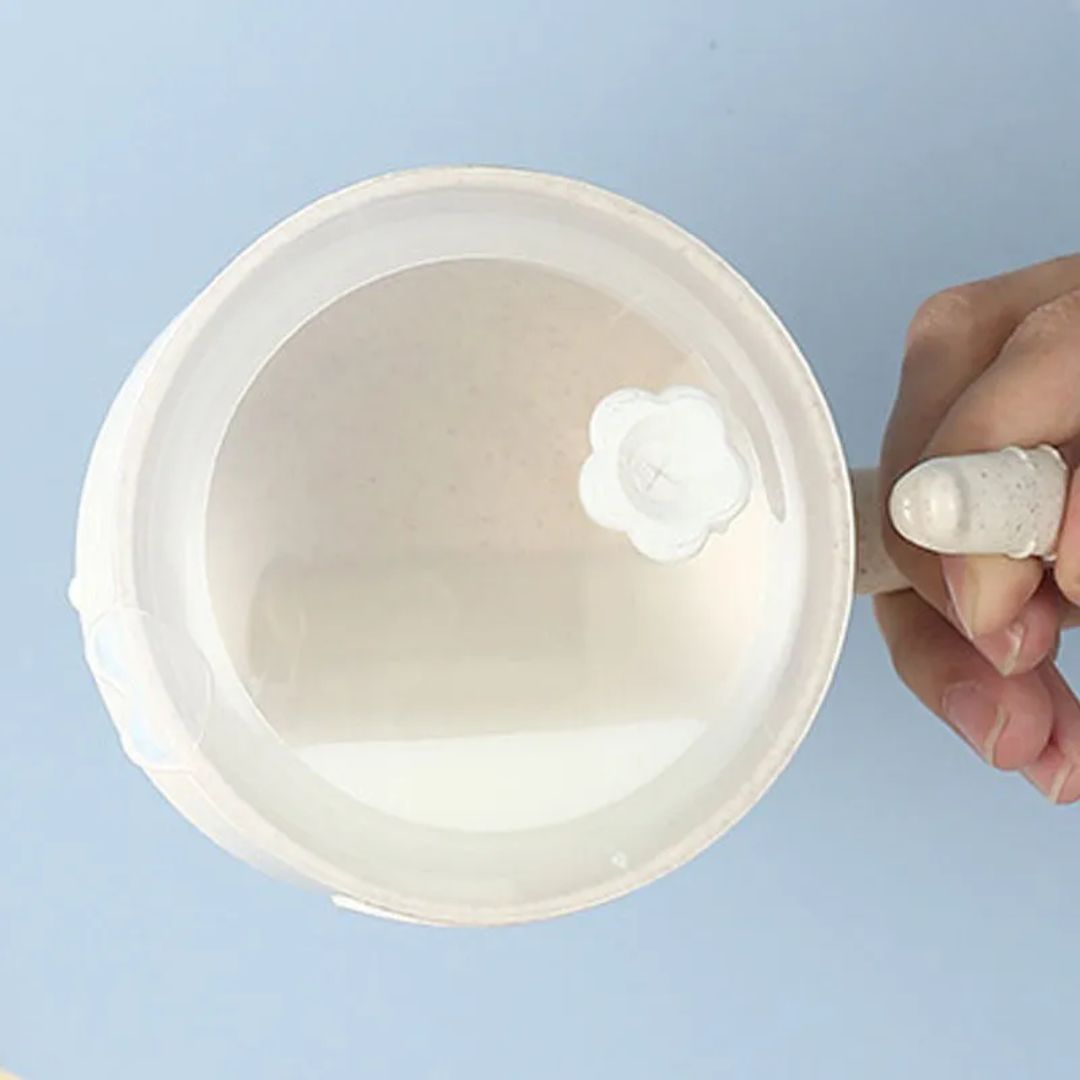 Trinkbecher für Kinder mit integriertem Strohhalm