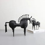 Abstrakte Metallskulptur eines Pferdes