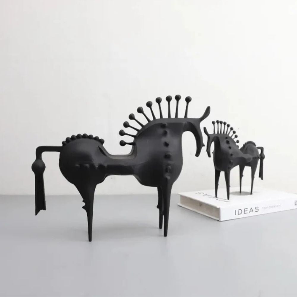 Abstrakte Metallskulptur eines Pferdes