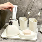 Elegantes Badezimmer-Set mit Seifenspender und Bechern