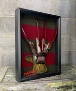 Schauerlicher Freddy Krueger Handschuh und Pullover in Schattenbox