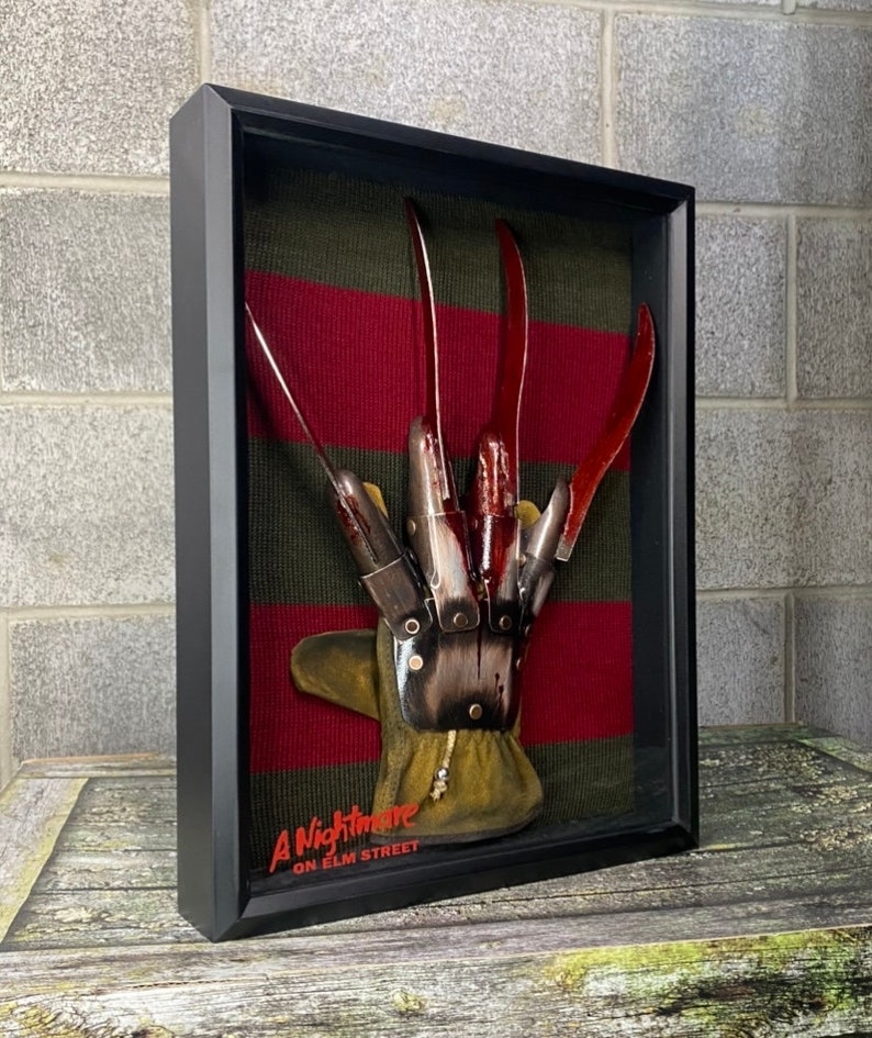 Schauerlicher Freddy Krueger Handschuh und Pullover in Schattenbox