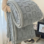 Warmes Fleece Winterdecke mit doppelseitigem Herz- und Buchstabendesign