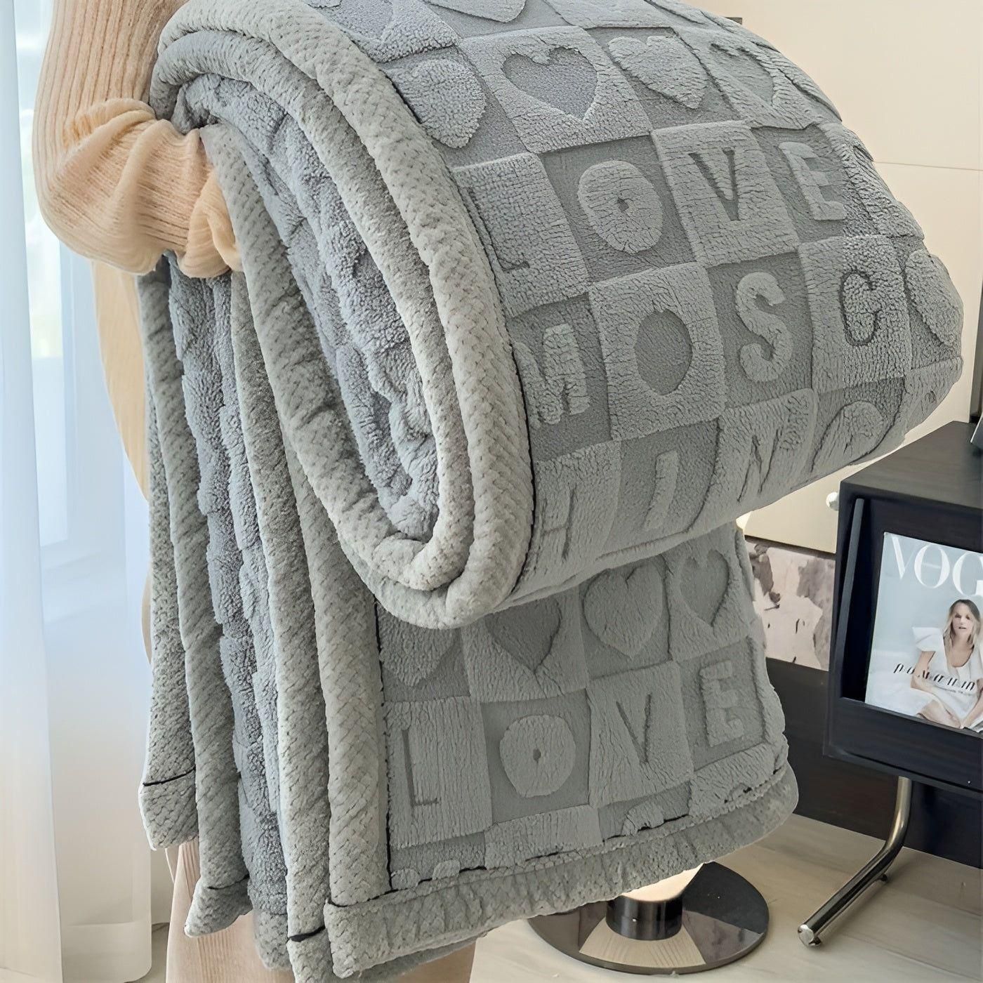 Warmes Fleece Winterdecke mit doppelseitigem Herz- und Buchstabendesign