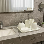 Elegantes Badezimmer-Set mit Seifenspender und Bechern