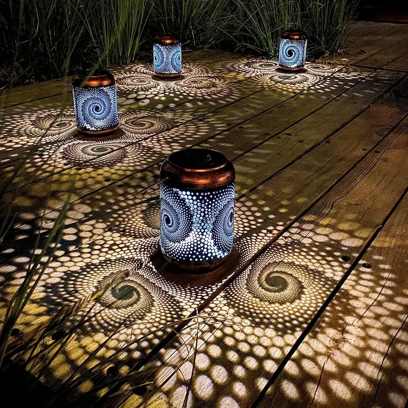 Stimmungsvolle Gartenleuchte – Kunstvolles Lichtmuster für den Außenbereich