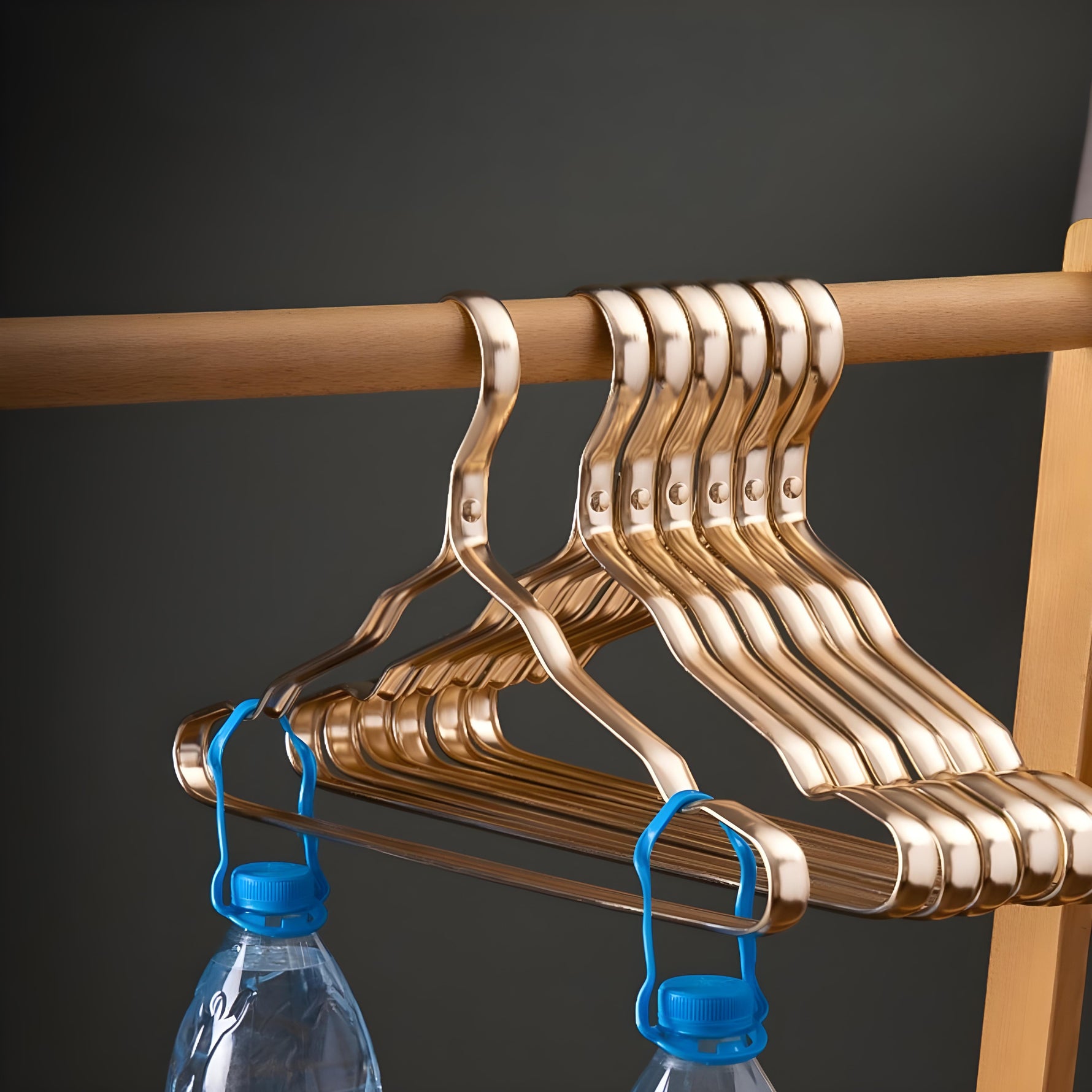 Stylish Metal Clothes Hangers for an Elegant Wardrobe (5 pieces)
