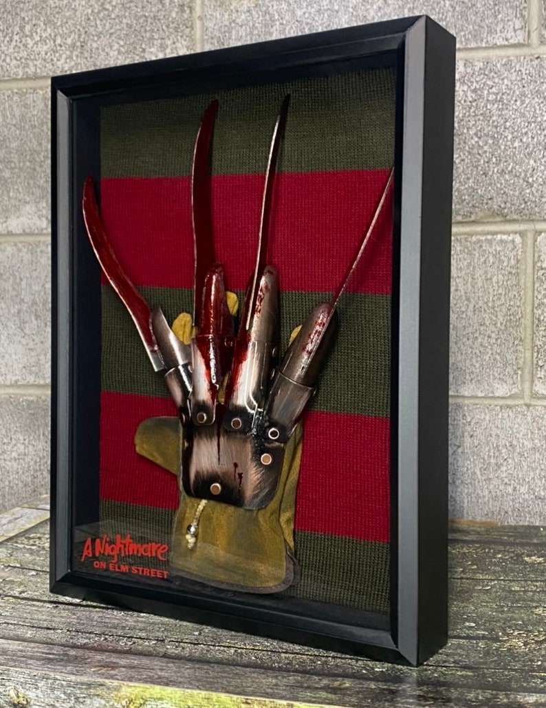 Schauerlicher Freddy Krueger Handschuh und Pullover in Schattenbox