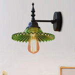 Moderne Wandlampe mit breitem Glas-Schirm in Grün