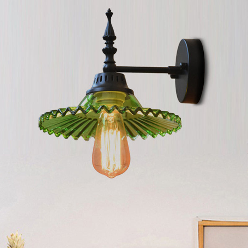 Moderne Wandlampe mit breitem Glas-Schirm in Grün
