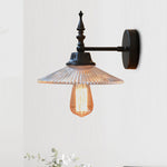Moderne Wandlampe mit breitem Glas-Schirm in Grün