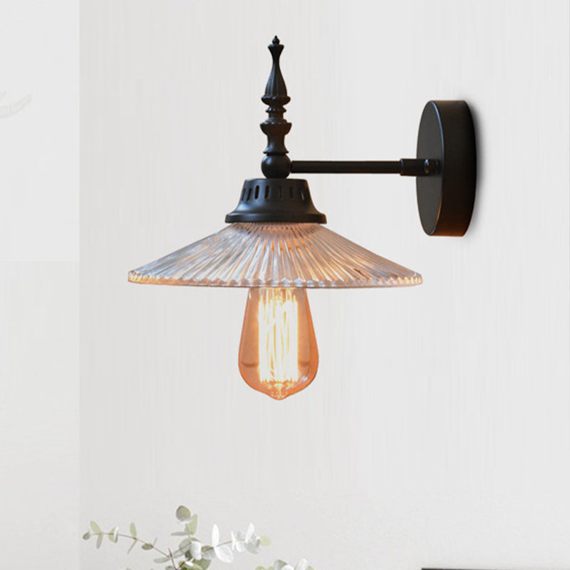 Moderne Wandlampe mit breitem Glas-Schirm in Grün
